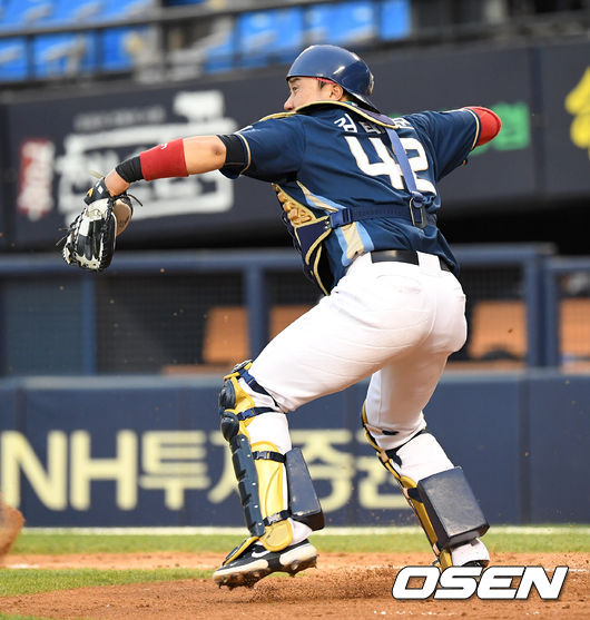 5회말 무사 1,2루에서 NC 김태군이 두산 김재호의 번트 타구를 잡아 3루로 송구하고 있다. /sunday@osen.co.kr