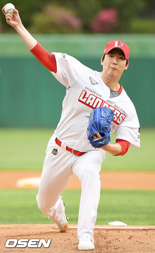 8일 오후 서울 인천SSG랜더스필드에서 ‘2021 신한은행 SOL KBO 리그’ SSG 랜더스와 키움 히어로즈의 경기가 열렸다. SSG 선발 문승원이 마운드 위에서 힘차게 공을 뿌리고 있다./ rumi@osen.co.kr