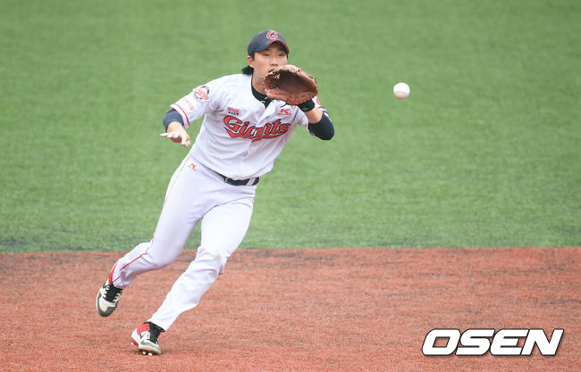 9회초 롯데 이주찬 유격수가 SSG 최수빈의 내야땅볼 타구를 잡아내고 있다. / soul1014@osen.co.kr