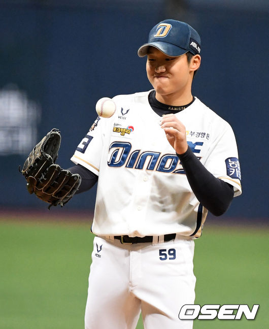 8회초 무사에서 NC 구창모가 두산 박건우에 3루타를 허용하며 아쉬워하고 있다. /jpnews@osen.co.kr