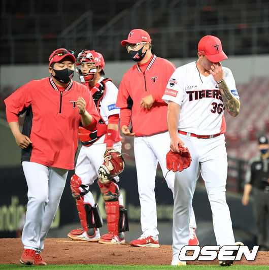 7회초 2사에서 KIA 선발투수 브룩스가 마운드를 내려가고 있다. /sunday@osen.co.kr