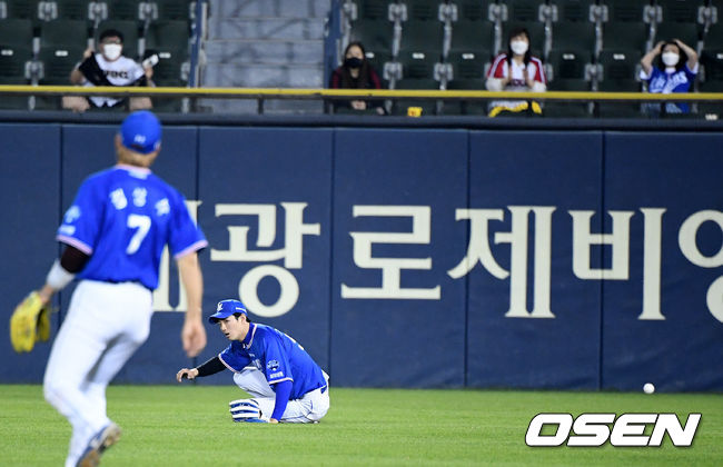 7회말 무사에서 삼성 구자욱이 LG 정주현의 타구가 조명에 들어가며 볼을 놓치고 아쉬워하고 있다. /jpnews@osen.co.kr