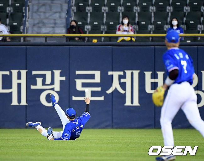 7회말 무사에서 삼성 구자욱이 LG 정주현의 타구가 조명에 들어가며 볼을 놓치고 있다. /jpnews@osen.co.kr