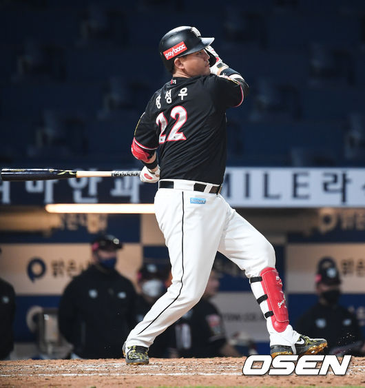 20일 오후 창원NC파크에서 '2021 신한은행 SOL KBO 리그' NC 다이노스와 KT 위즈의 경기가 진행됐다.7회초 2사 1루 KT 장성우가 1타점 적시타를 날리고 있다. /  soul1014@osen.co.kr