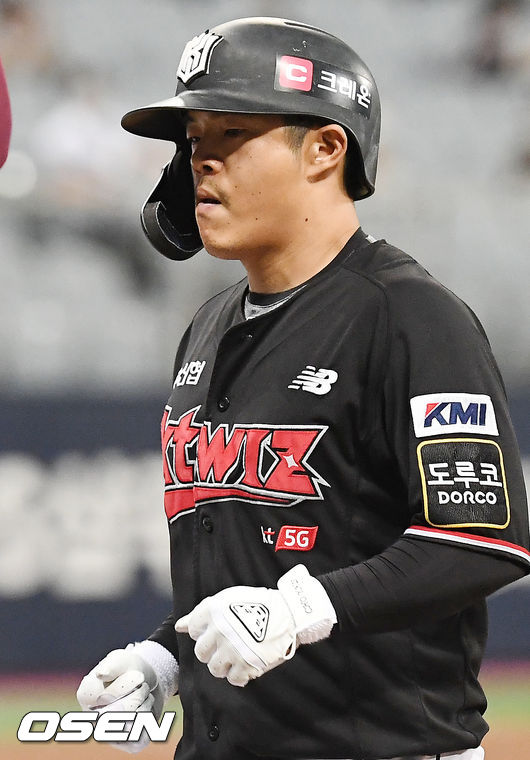 5회말 1사 주자 만루 KT 조용호가 좌익수 왼쪽 2타점 적시타를 날린 후 1루에서 기뻐하고 있다. /rumi@osen.co.kr