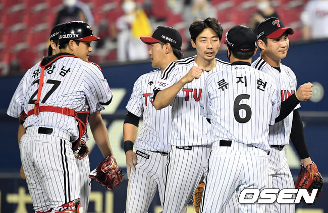 경기를 마치고 LG 류지현 감독이 선수들과 승리 하이파이브를 하고 있다. /jpnews@osen.co.kr