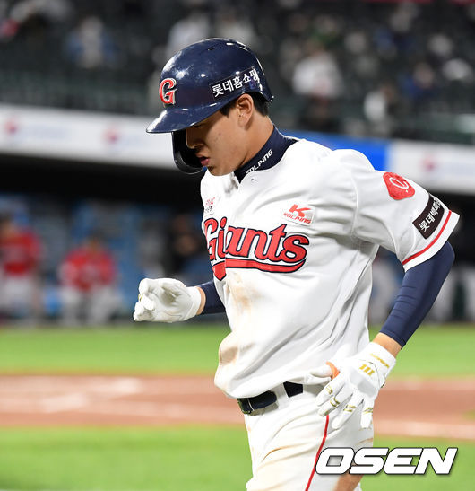 SSG는 12일 부산 사직구장에서 열린 ‘2021 신한은행 SOL KBO리그’ 정규시즌 롯데 자이언츠와의 경기에서 9-2로 승리를 거뒀다. 이로써 SSG는 4연승을 달렸다. 롯데는 감독 교체 이후 첫 승을 신고하지 못했다.7회말 롯데 나승엽이 외야플라이로 물러나고 있다. /sunday@osen.co.kr