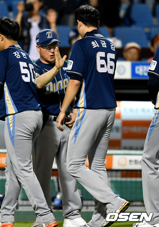 승리투수가 된 NC 최금강이 김경문 감독과 인사를 나누고 있다. /dreamer@osen.co.kr