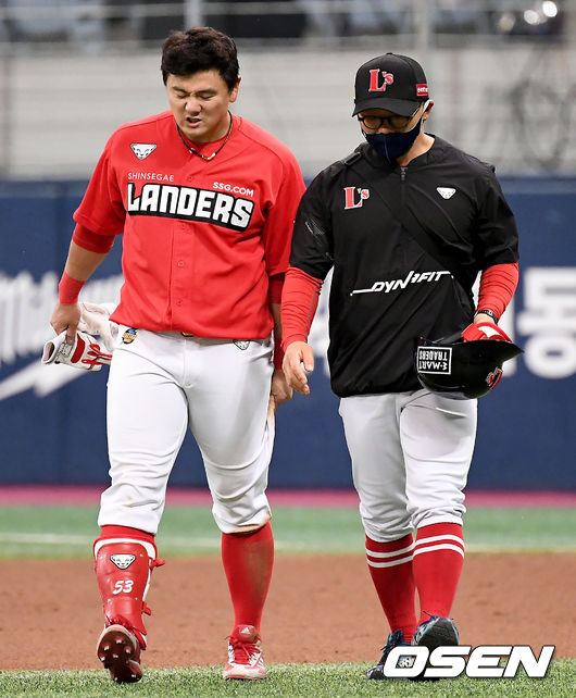 25일 오후 서울 고척스카이돔에서 '2021 신한은행 SOL KBO리그' 키움 히어로즈와 SSG 랜더스의 경기가 열렸다.6회초 무사 SSG 최정이 안타를 날린 뒤 진루하는 과정에서 허벅지 고통을 호소하며 교체되고 있다./ksl0919@osen.co.kr
