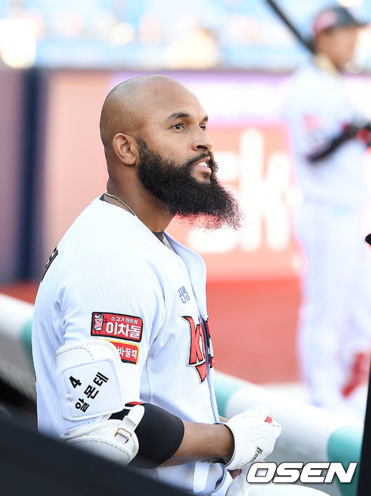 9일 오후 경기도 수원시 수원kt위즈파크에서 ‘2021 신한은행 SOL KBO 리그’ KT 위즈와 NC 다이노스의 DH1 경기가 열렸다.6회말 1사 KT 알몬테가 홈런성 타구를 날린 후 덕아웃에서 비디오판독으로 2루타로 정정되며 아쉬워하고 있다./rumi@osen.co.kr