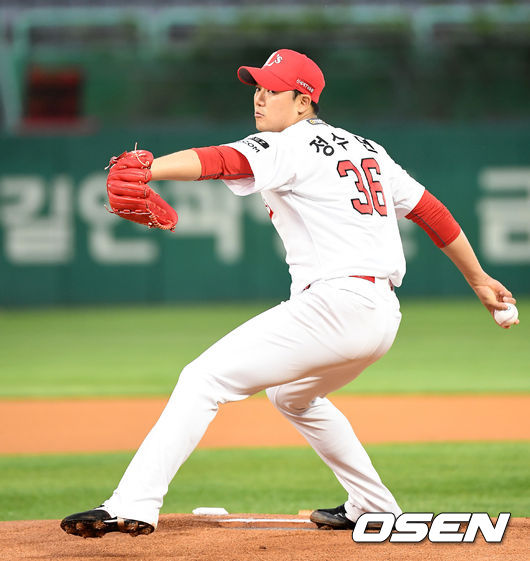 27일 오후 인천SSG랜더스필드 ’2021 신한은행 SOL KBO 리그' SSG 랜더스와 KT 위즈의 경기가 열렸다.1회초 무사에서 SSG 선발투수 정수민이 역투하고 있다. /sunday@osen.co.kr