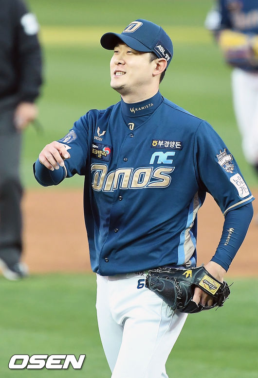 2회말 마친 NC 최금강이 미소 지으며 덕아웃으로 향하고 있다./rumi@osen.co.kr