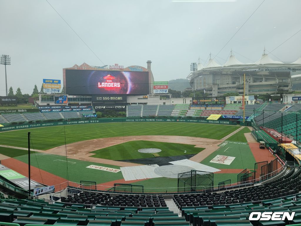 15일 오후 비가 내리고 있는 인천SSG랜더스필드. /knightjisu@osen.co.kr