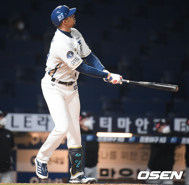 20일 오후 창원NC파크에서 '2021 신한은행 SOL KBO 리그' NC 다이노스와 KT 위즈의 경기가 진행됐다.8회말 1사 NC 알테어가 솔로홈런을 날리고 있다. /  soul1014@osen.co.kr