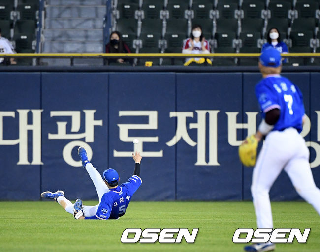 7회말 무사에서 삼성 구자욱이 LG 정주현의 타구가 조명에 들어가며 볼을 놓치고 있다. /jpnews@osen.co.kr