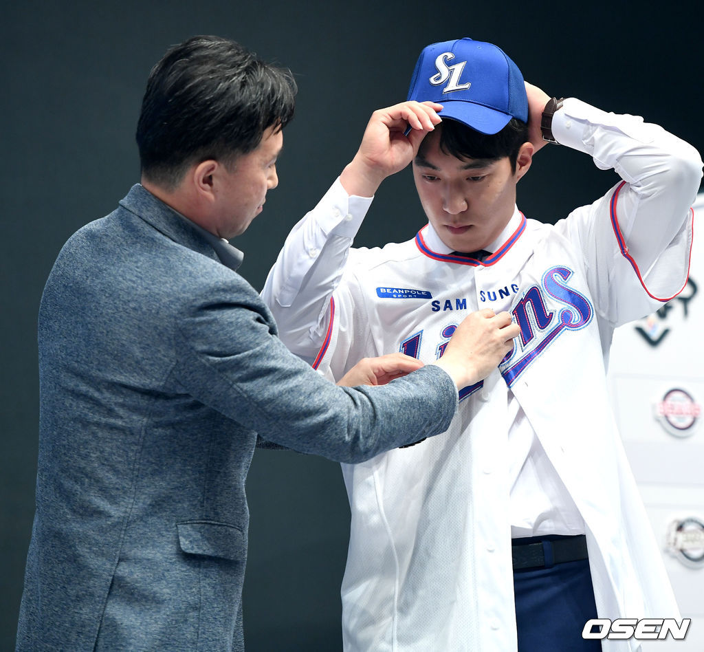 삼성 1차지명 경북고 원태인이 홍종학 단장에게 유니폼을 전달받고 있다. /dreamer@osen.co.kr