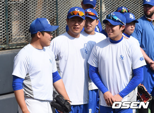 경기전 삼성 신인 김도환과 원태인이 스승의 날을 맞아 스승의 날 노래는 부르고 있다.  /soul1014@osen.co.kr