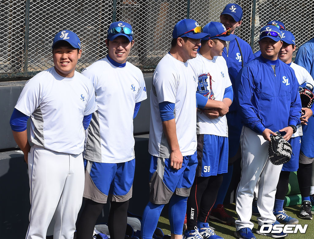 경기전 삼성 주장 강민호가 스승의 날 노래를 부를 김도환, 원태인을 독려하고 있다.  /soul1014@osen.co.kr