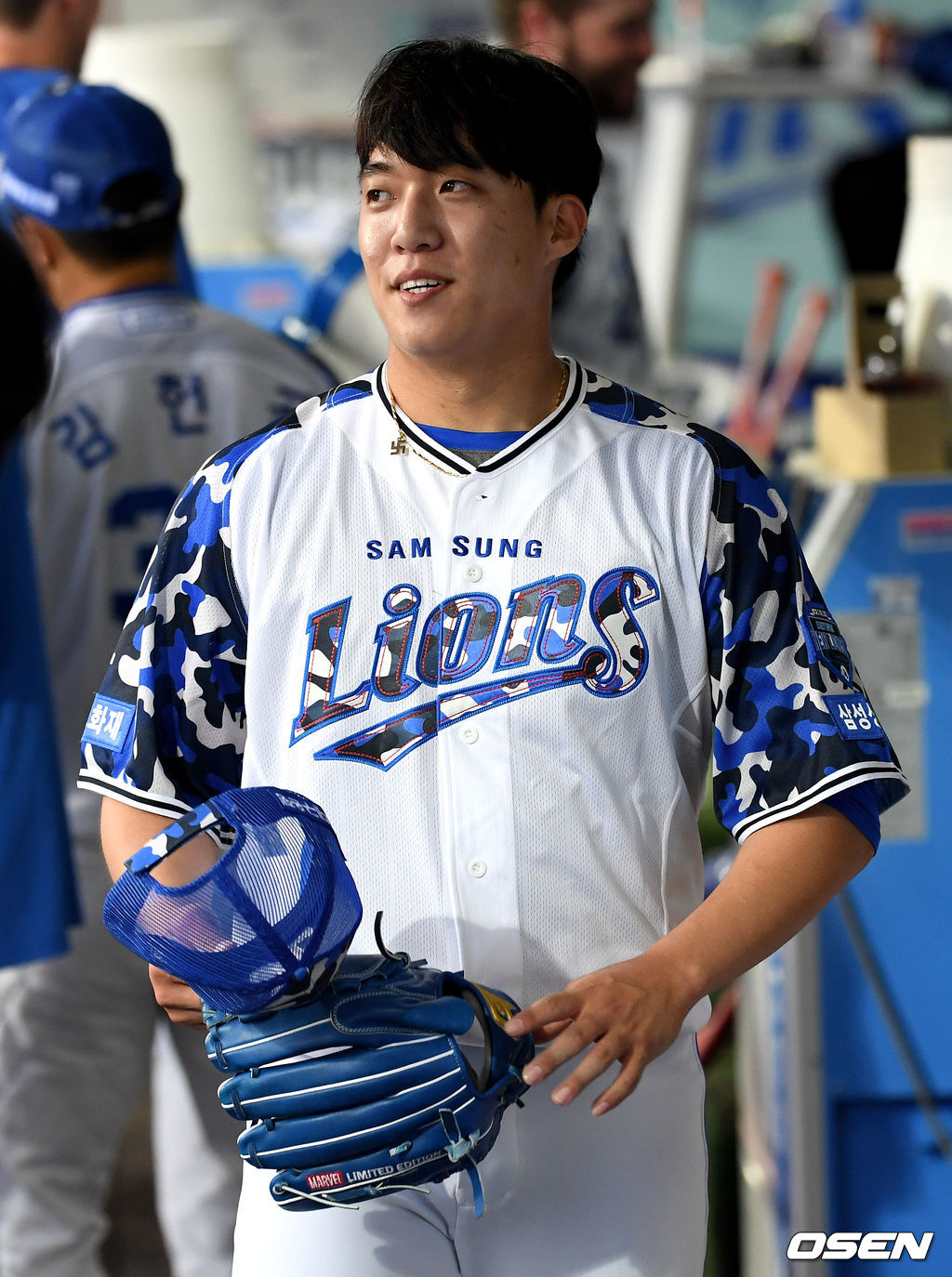 6회초 KT 공격을 무실점으로 막아낸 삼성 선발 원태인이 더그아웃으로 들어와 동료들과 인사를 나누고 있다. /dreamer@osen.co.kr 