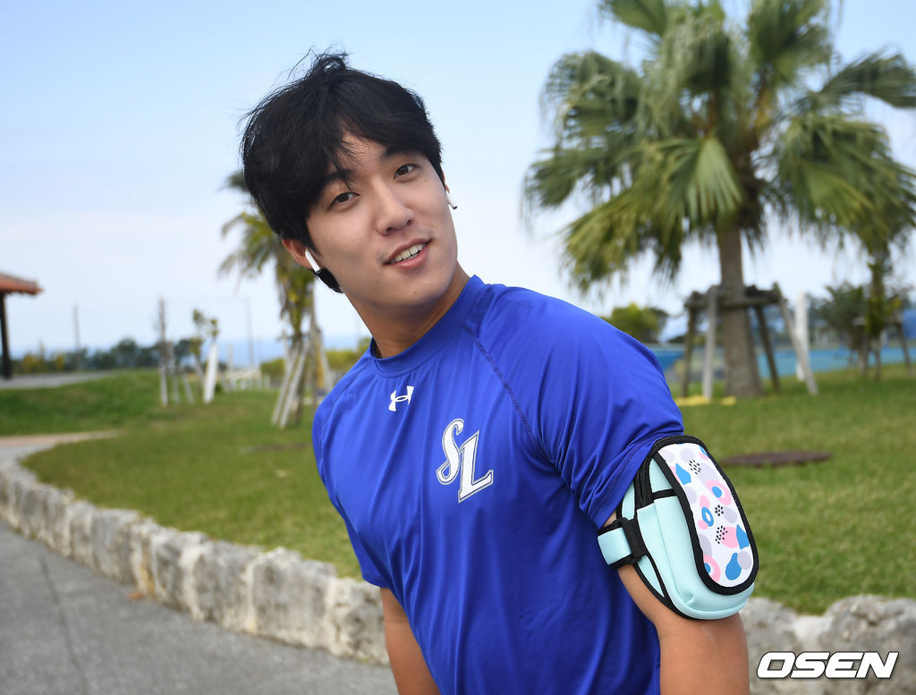 삼성 라이온즈가 6일 오후 일본 오키나와 온나 아카마 볼파크에서 훈련을 진행했다.원태인이 숙소까지 러닝으로 이동하고 있다. /youngrae@osen.co.kr