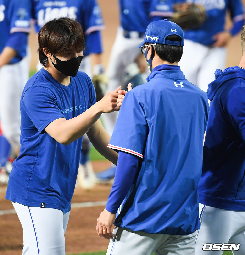 경기종료 후 승리투수가 된 삼성 원태인이 허삼영 감독과 하이파이브를 하고 있다   / soul1014@osen.co.kr