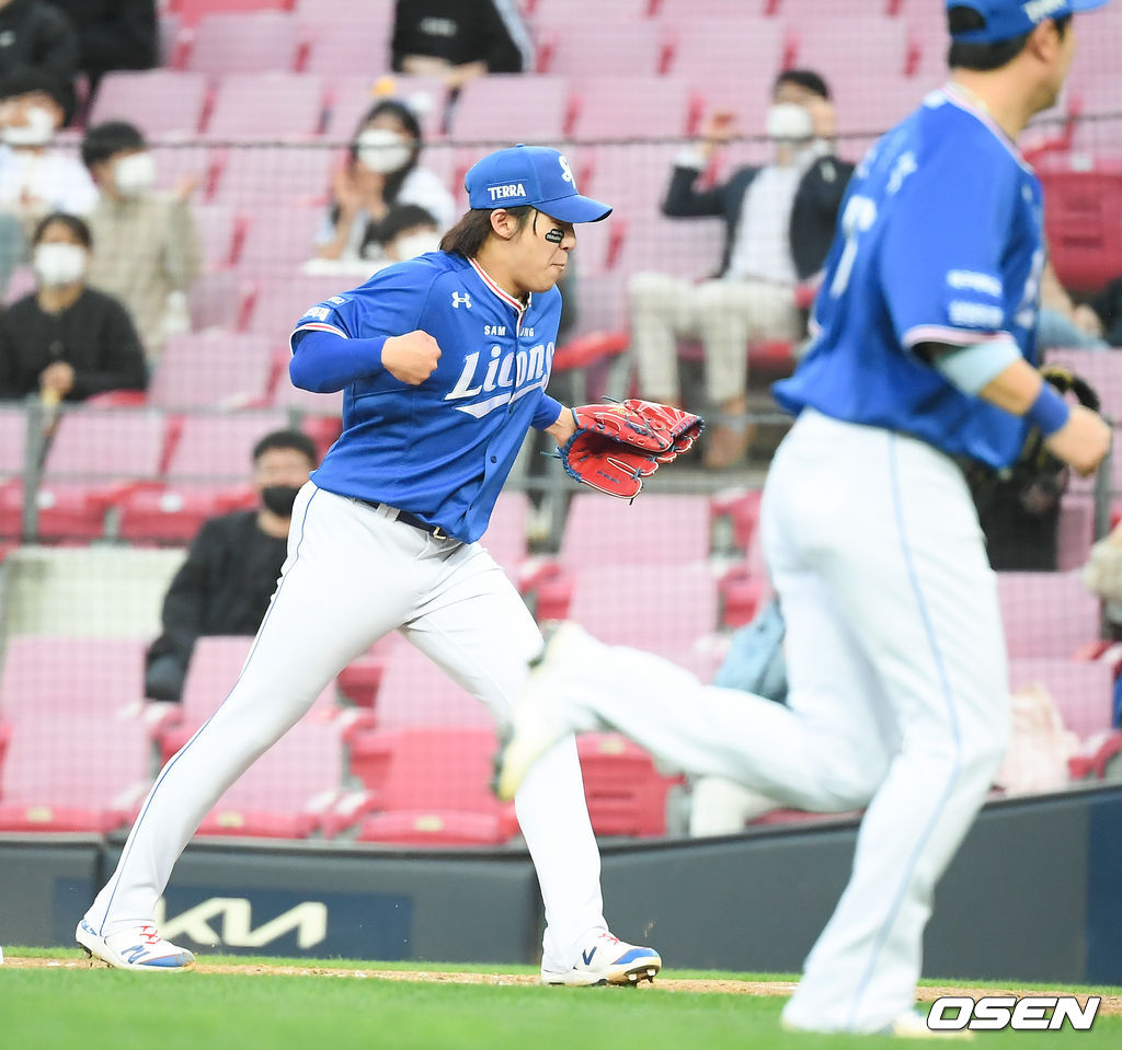 24일 광주기아챔피언스필드에서 '2021 신한은행 SOL KBO 리그' KIA 타이거즈와 삼성 라이온즈의 경기가 진행됐다.5회말 병살로 이닝을 종료시킨 삼성 원태인 선발투수가 포효하며 환호하고 있다. / soul1014@osen.co.kr