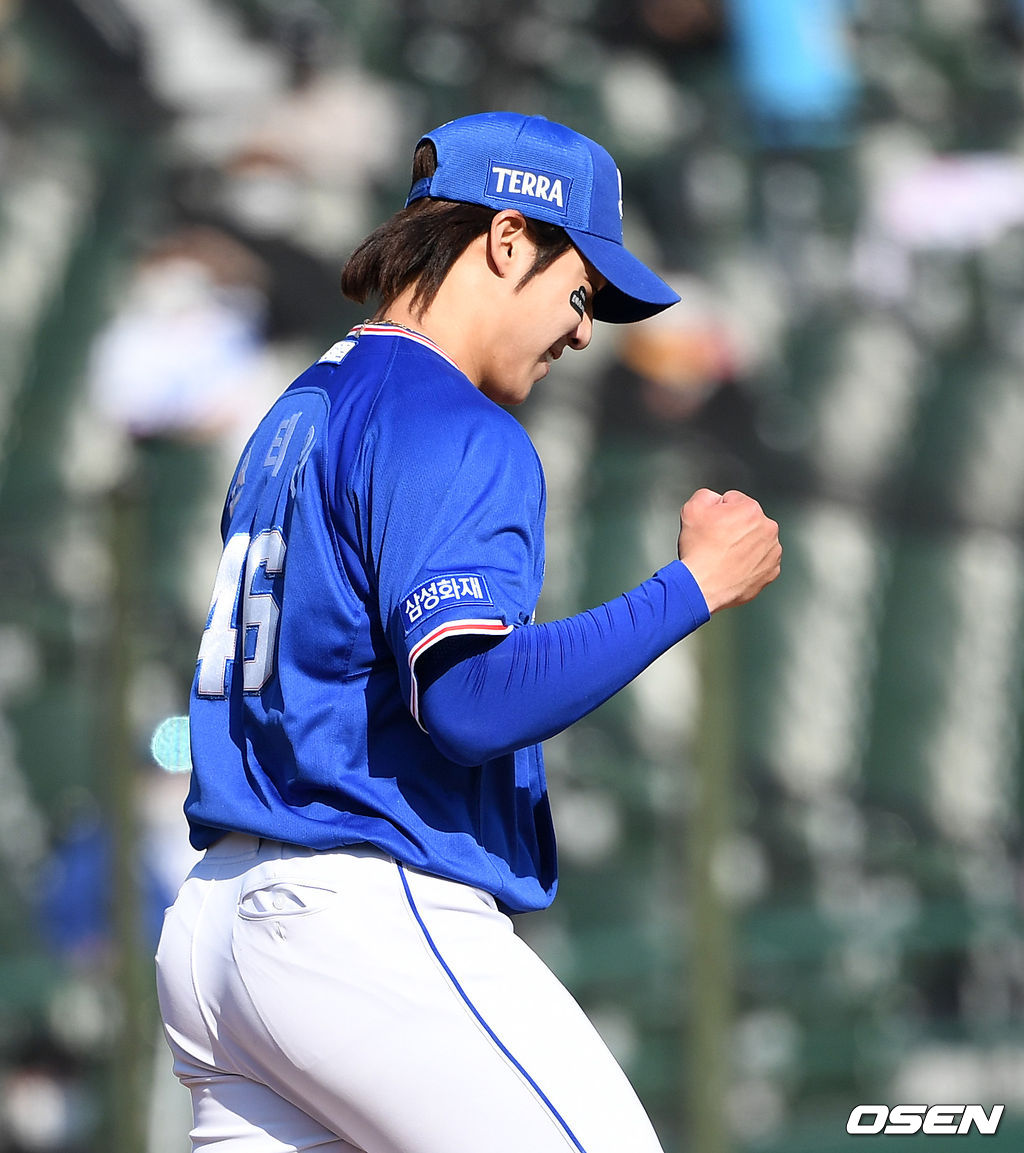18일 오후 부산 사직야구장에서 ’2021 신한은행 SOL KBO 리그' 롯데 자이언츠와 삼성 라이온즈의 경기가 열렸다.7회말 2사 1,2루에서 삼성 원태인이 롯데 이병규를 내야땅볼로 처리하고 환호하고 있다. /sunday@osen.co.kr