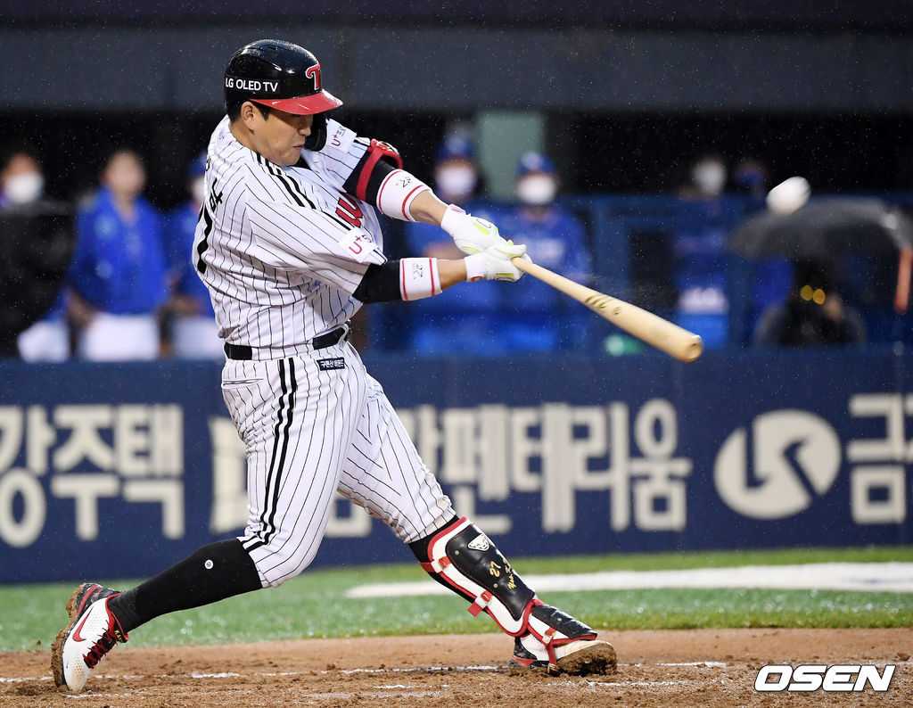 유강남, &apos;비를 가르는 스리런포 쾅!&apos;