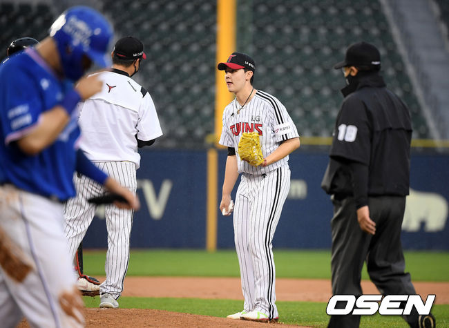  15일 오후 서울 잠실야구장에서 ‘2021 신한은행 SOL KBO리그’ LG 트윈스와 삼성 라이온즈의 경기가 열렸다.4회초 1사 1,2루 LG 이민호가 삼성 피렐라, 오재일에게 연속으로 볼넷을 허용하자 코칭스태프가 마운드에 방문하고 있다. /cej@osen.co.kr