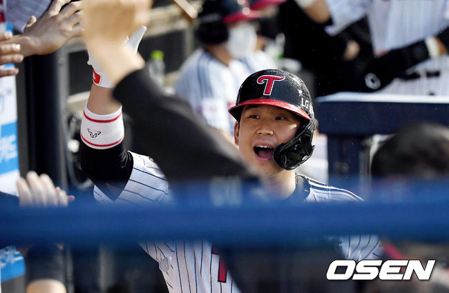  15일 오후 서울 잠실야구장에서 ‘2021 신한은행 SOL KBO리그’ LG 트윈스와 삼성 라이온즈의 경기가 열렸다.5회말 2사 2,3루 LG 유강남이 좌중월 스리런 홈런을 날린 뒤 더그아웃에서 환영을 받고 있다. /cej@osen.co.kr