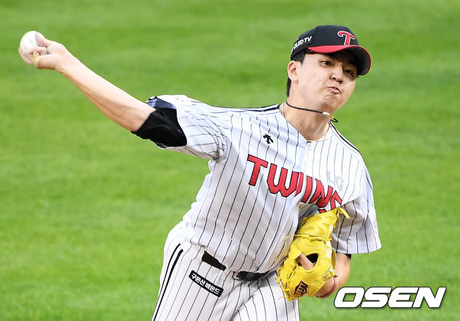  15일 오후 서울 잠실야구장에서 ‘2021 신한은행 SOL KBO리그’ LG 트윈스와 삼성 라이온즈의 경기가 열렸다.1회초 LG 선발 이민호가 공을 뿌리고 있다. /cej@osen.co.kr