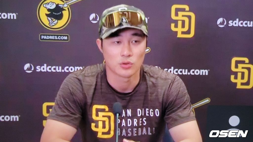 [사진] 샌디에이고의 김하성이 16일(한국시간) 세인트루이스와의 홈 2차전에 앞서 화상 인터뷰를 하고 있다. <샌디에이고 파드리스 구단 제공 영상 캡처>