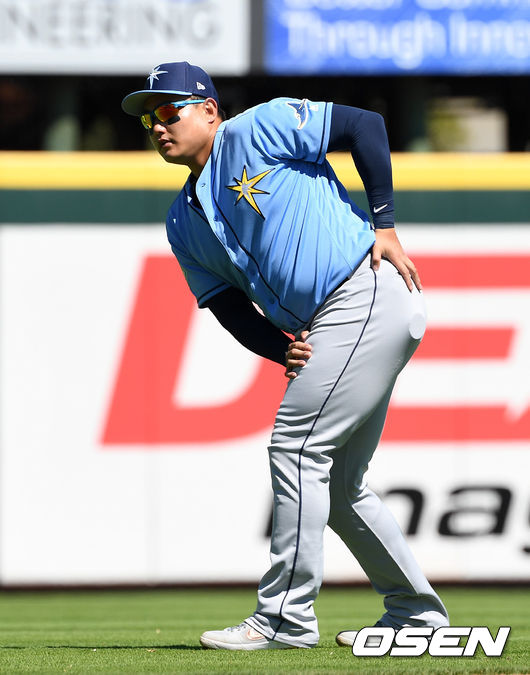 4일(한국시간) 미국 플로리다주 브레이든턴 레콤파크에서 개최된 ‘2019시즌 메이저리그 시범경기’ 피츠버그 파이어리츠와 탬파베이 레이스전, 탬파베이 최지만이 경기에 앞서 몸을 풀고 있다. /jpnews@osen.co.kr