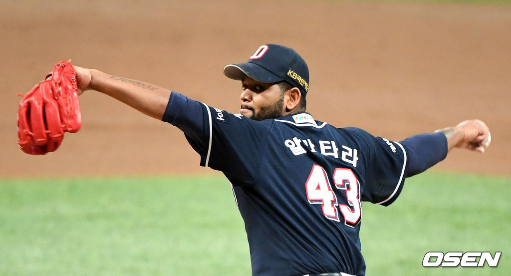 알칸타라가 역투하고 있다. /jpnews@osen.co.kr