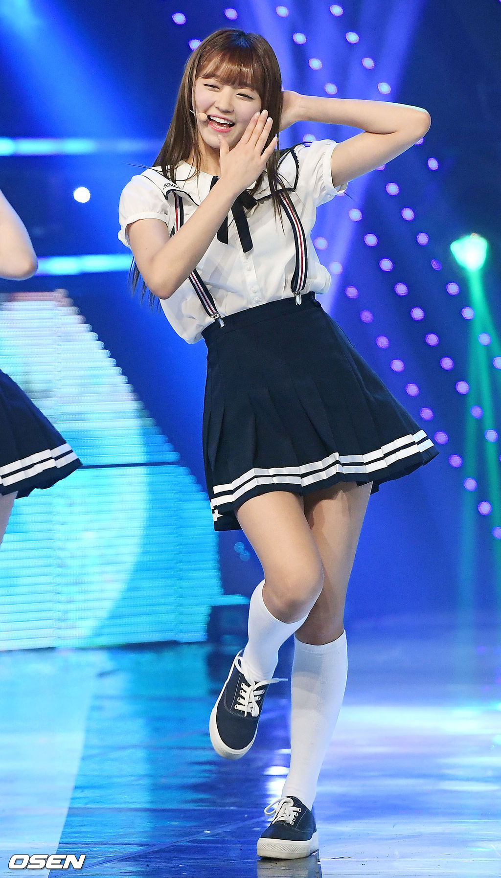 오마이걸 유아가 화려한 무대를 펼치고 있다./ rumi@osen.co.kr
