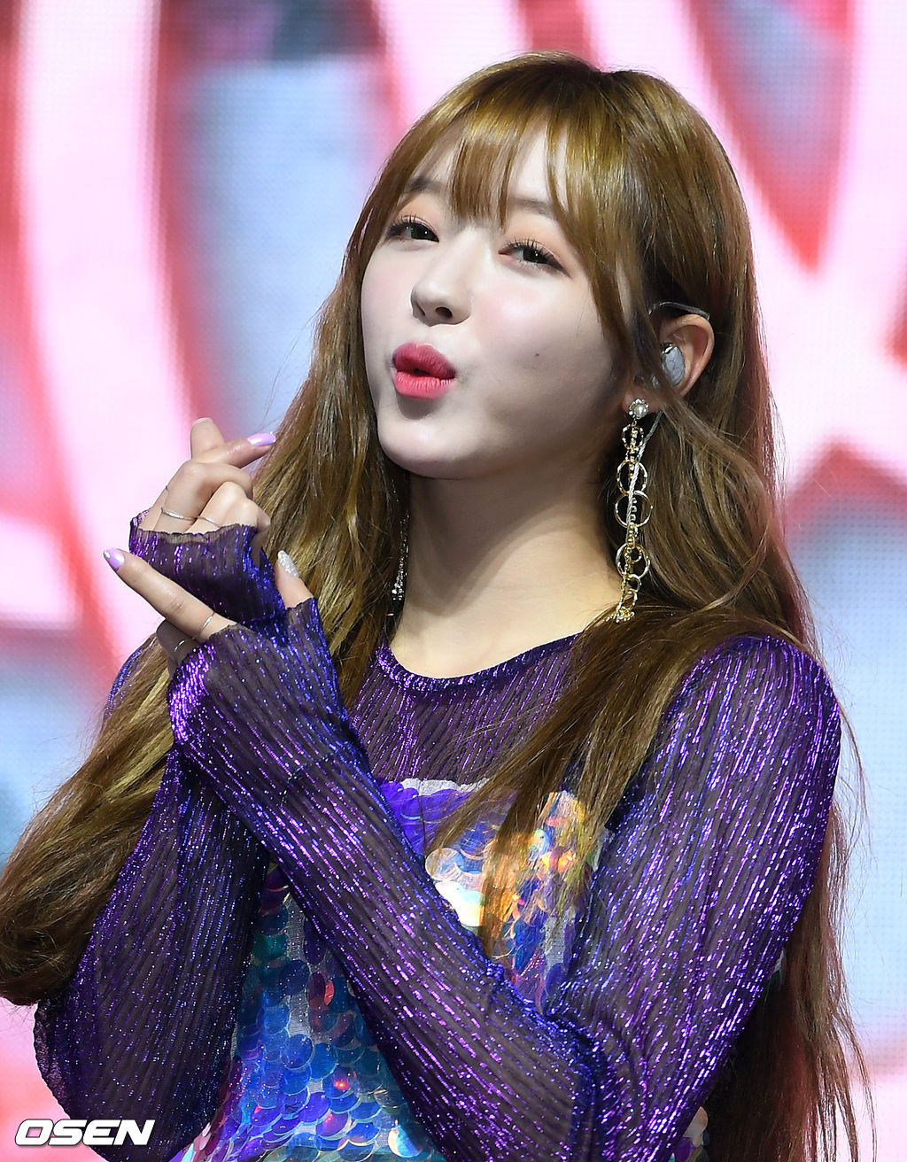 10일 오후 서울시 광진구 광장동 예스 24 라이브홀서 진행된 걸그룹 오마이걸(OH MY GIRL) 미니 6집 미니앨범 '리멤버 미(Remember me)' 컴백 쇼케이스에서 오마이걸 유아가 화려한 무대를 선보이고 있다./ rumi@osen.co.kr