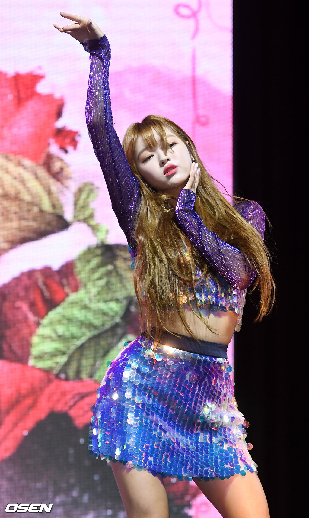 10일 오후 서울시 광진구 광장동 예스 24 라이브홀서 진행된 걸그룹 오마이걸(OH MY GIRL) 미니 6집 미니앨범 '리멤버 미(Remember me)' 컴백 쇼케이스에서 오마이걸 유아가 화려한 무대를 선보이고 있다./ rumi@osen.co.kr