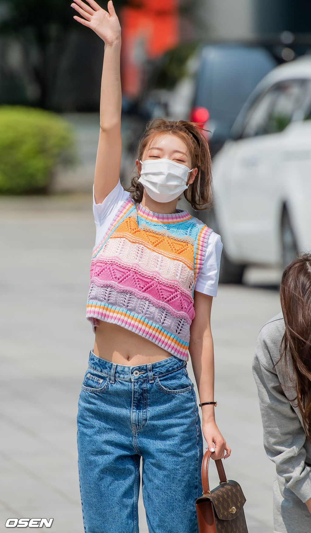 13일 오후 서울 양천구 SBS목동 사옥에 오마이걸 유아가 출근하며 반갑게 손 인사를 하고 있다./ rumi@osen.co.kr