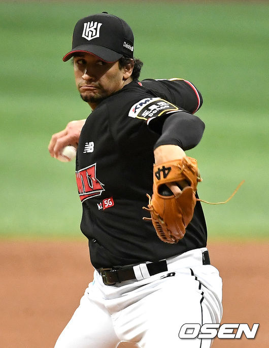 5일 오후 서울 고척스카이돔에서 ‘2021 신한은행 SOL KBO리그’ 키움 히어로즈와 KT 위즈의 경기가 열렸다.KT 선발 쿠에바스가 힘차게 공을 뿌리고 있다. / dreamer@osen.co.kr