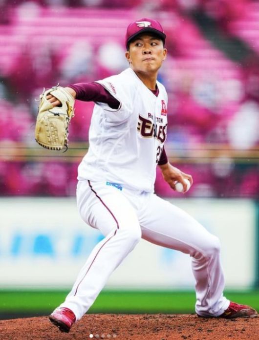 공을 뿌리는 하야카와 다카히사./라쿠텐 골든이글스 SNS 캡처