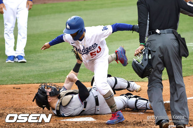 [사진] 무키 베츠가 홈에서 아웃되고 있다. 21/05/17 ⓒGettyimages(무단전재 및 재배포 금지)