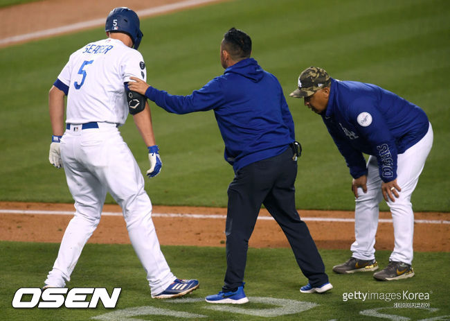 [사진] 사구 부상을 당한 코리 시거(왼쪽)를 데이브 로버츠 감독이 지켜보고 있다. 21/05/16 21/05/17 ⓒGettyimages(무단전재 및 재배포 금지)