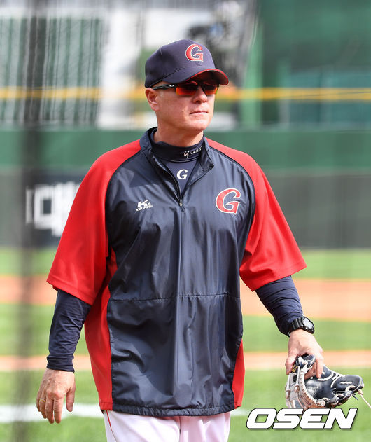 12일 오후 부산 사직야구장에서 ’2021 신한은행 SOL KBO 리그' 롯데 자이언츠와 SSG 랜더스의 경기가 열릴 예정이다.경기에 앞서 롯데 서튼 감독이 훈련 지도를 마치고 더그아웃으로 가고 있다. /sunday@osen.co.kr