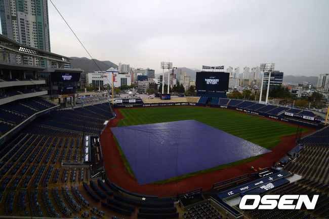 방수포 덮힌 창원NC파크 그라운드. /jpnews@osen.co.kr