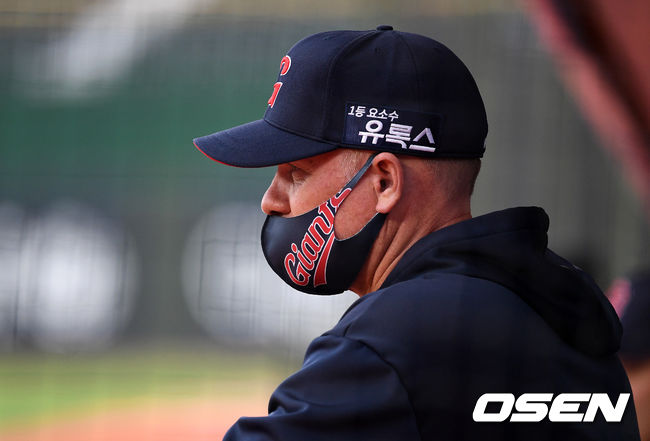 11일 오후 부산 사직야구장에서 ’2021 신한은행 SOL KBO 리그' 롯데 자이언츠와 SSG 랜더스의 경기가 열렸다.경기에 앞서 롯데 서튼 감독이 그라운드를 바라보고 있다. /sunday@osen.co.kr