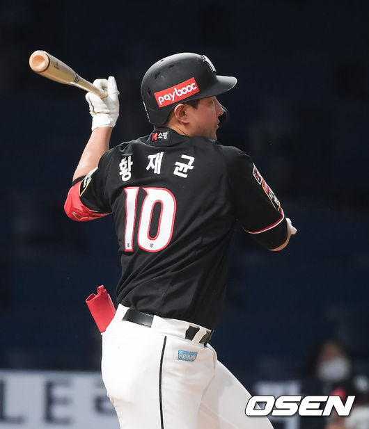 20일 오후 창원NC파크에서 '2021 신한은행 SOL KBO 리그' NC 다이노스와 KT 위즈의 경기가 진행됐다.3회초 KT 선두타자 황재균이 2루타를 날리고 있다. /  soul1014@osen.co.kr