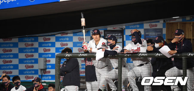 9회초 롯데 코치진과 선수들이 더그아웃에서 경기를 바라보고 있다. /sunday@osen.co.kr