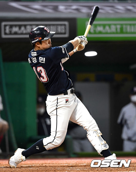 4회초 2사 만루 상황 두산 허경민이 달아나는 2타점 적시타를 날리고 있다. / dreamer@osen.co.kr