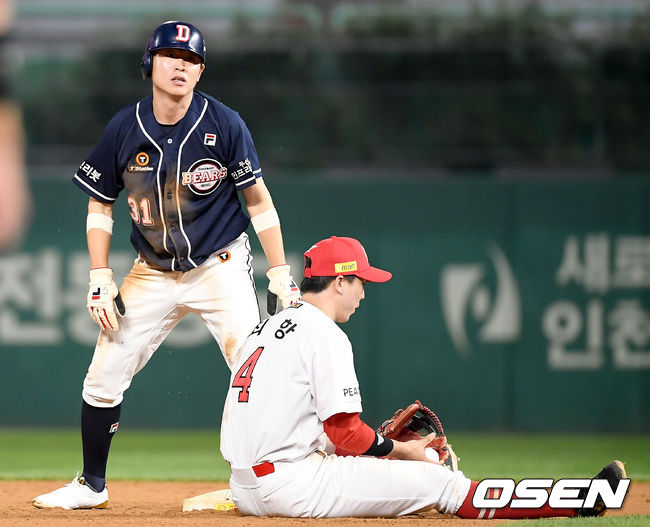 14일 오후 인천 인천SSG랜더스필드에서 ‘2021 신한은행 SOL KBO 리그’ SSG 랜더스와 두산 베어스의 경기가 열렸다.8회초 무사 1루 두산 강승호의 타석 때 1루 대주자 정수빈이 도루실패 하고 있다./ksl0919@osen.co.kr