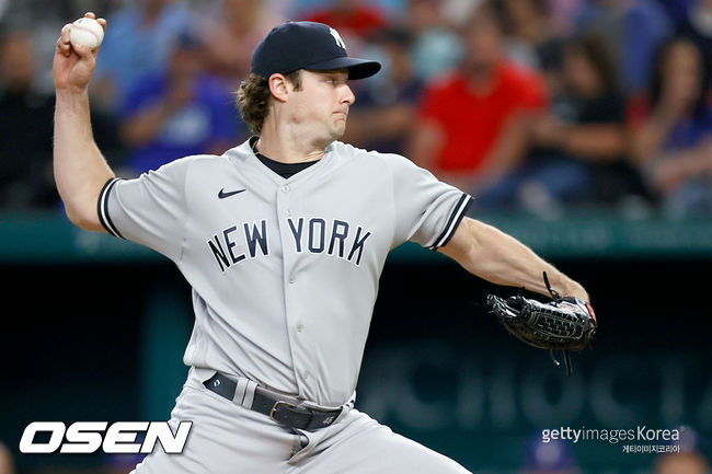 [사진]뉴욕 양키스의 게릿 콜이 18일(한국시간) 글로프 라이프 필드에서 벌어진 텍사스와의 경기에서 힘차게 공을 던지고 있다.  ⓒGettyimages(무단전재 및 재배포 금지)
